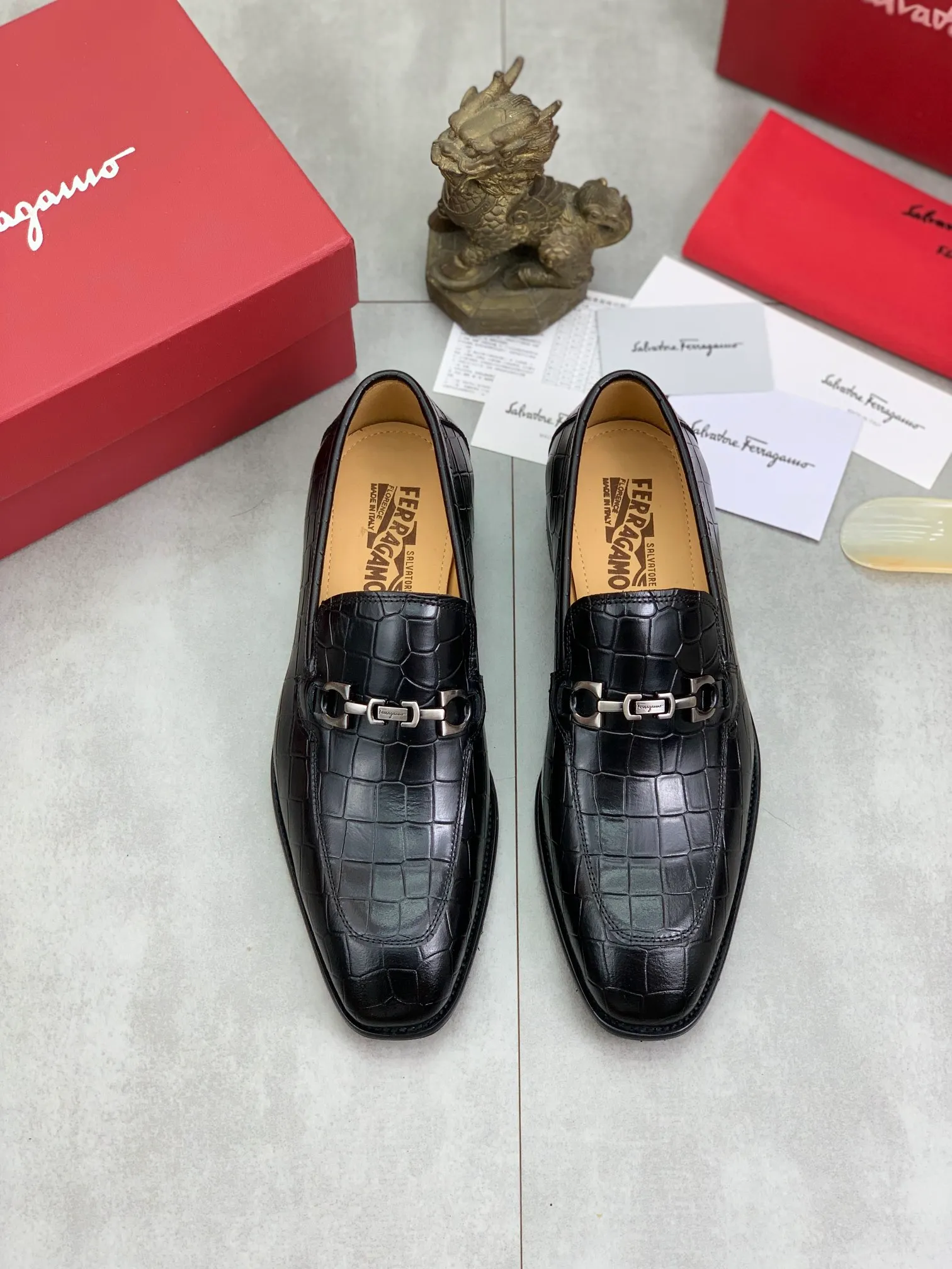 Men's Men's Shoes 💰P460💰[New Style] Water-dyed Niuli 🆘[Salvatore Ferragamo] Ferragamo's latest casual business leather shoes for men! Available at counters simultaneously! The fabric is made of specially imported original pebbled calfskin, and the lining is made of imported water-dyed cowhide. It is absolutely luxurious and leads the fashion trend. Matching code: 38-45 (46 can be customized) multiple colors available